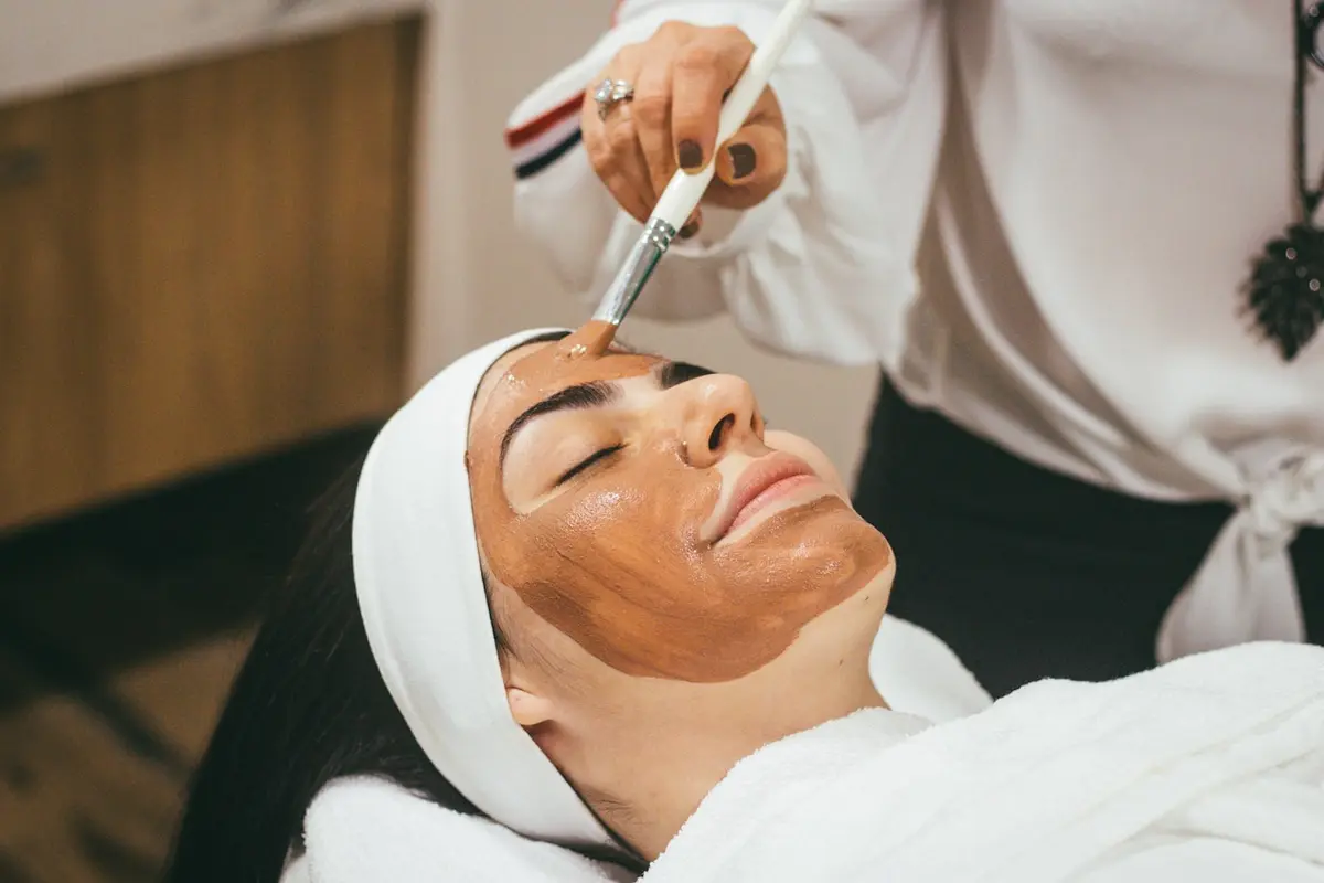 Esthetician applying a smooth facial mask, the treatment the Halo recreates at home